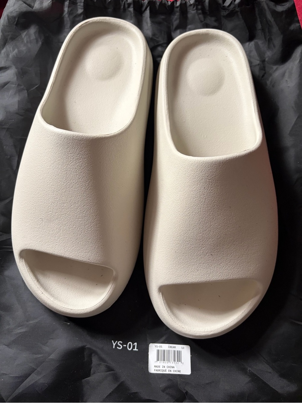 Yeezy Slide Sandals in Cream